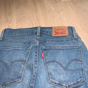 Superfina jeans från Levis i modellen 710 super skinny W26. Köpta i Levis orginalbutik i USA. Använda ett fåtal gånger, nyskick! 250kr + frakt