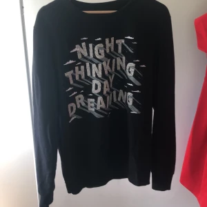Stor tröja - Superfin tröja i storlek 38 eller M från pill and beat! Supergullig och funkar som en oversize till storlek XS-S! Annars är den så fin för alla sorters stilar!