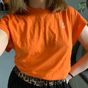 Orange tunn cheap monday T-shirt, färgen är som på 2a och 3e bilden 🦀 