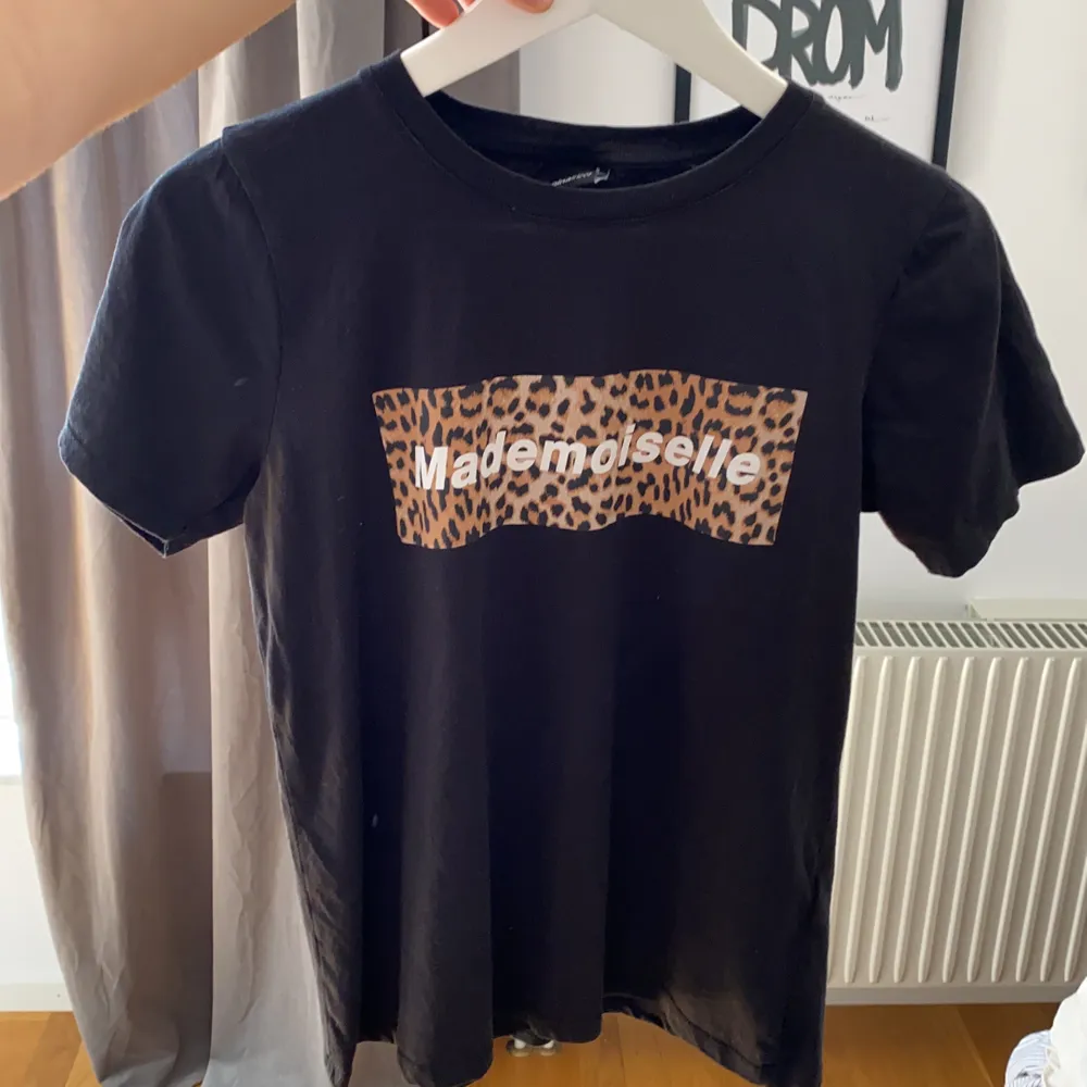 Vanlig svart T-shirt med leopard tryck . T-shirts.