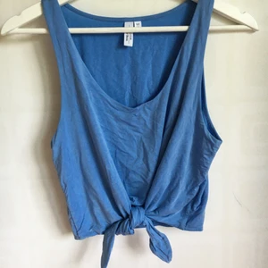 Top från & other stories  - Blå top från & other stories i nyskick (använd endast en gång)! Toppen är lite kortare i midjan, passar perfekt till lite högre byxor! Storlek 36. Kan mötas upp i Lund eller posta:) (frakt tillkommer då)