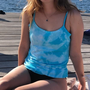 Blått linne i batik  - Ett blått linne med smala axelband, omgjort i blå batik. Fri frakt! 