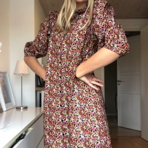 Klänning  - Blomning klänning ifrån PIECES. Oanvänd, med prislapp kvar😻