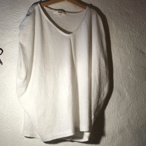 Vit t-shirt blus - Vit t-shirt blus från OZOC. Lite genomskinlig och v-ringad. Storlek 38. Finns likadan i svart (skriv om du vill se bild), säljs tillsammans eller separat. Om de köpes tillsammans är priset 60kr