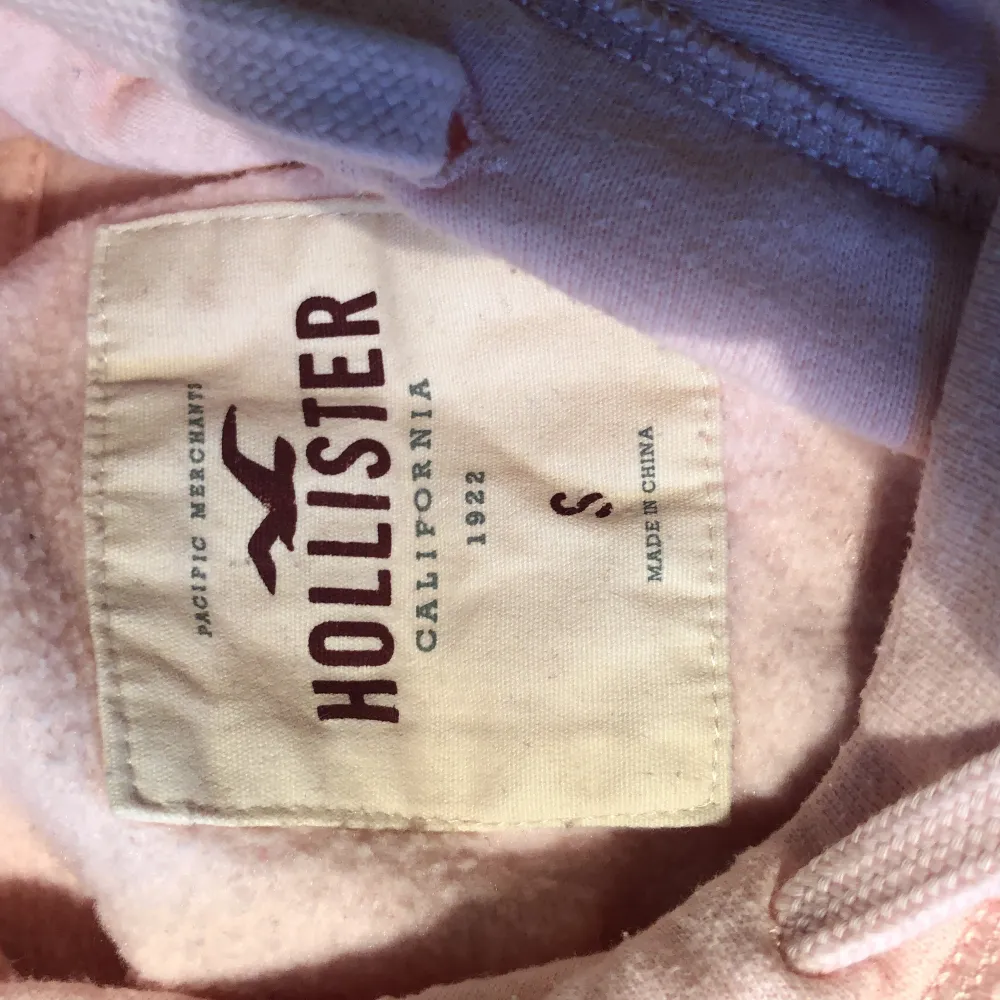 Rosa croppar hollister hoodie, tryck på huva och tryck på ärmarna.  Avklippt nederkant dok inte av migsjälv (köpare står för frakt). Hoodies.