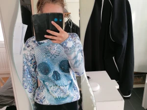 Tjocktröja - En skit cool tjocktröja men döskalle tryck och massa diamanter! 💎 Den är helt otroligt mjuk,, (tvättad ett fåtal gånger men fortfarande lika mjuk!) en aning nopprig💖den skönaste tjocktröja du någonsin kommer ha! 🌸