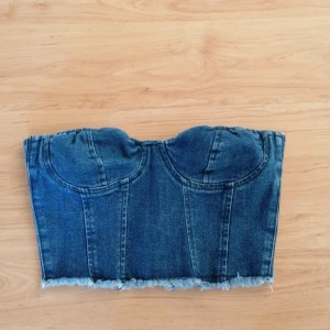 Jeans topp - Skit cool jeans topp till sommaren med t.ex en snygg jeans jacka över! 🌸 Dragtjedja där bak🌸 säljer för den är för liten! 