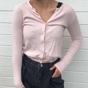 mango tröja - xs - ljusrosa tunn/finsrickad tröja från MANGO basics i storlek xs. kan bäras uppknäppt som en kofta eller som på bilden!