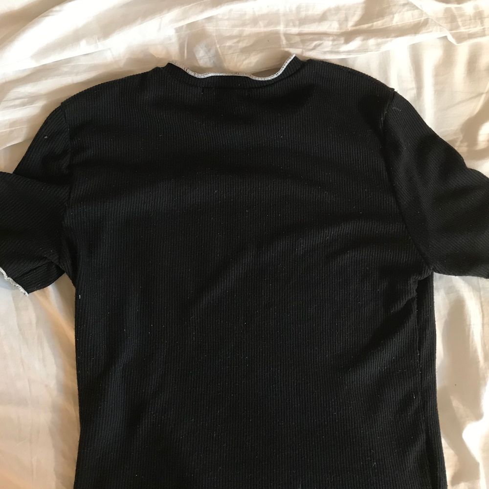 En svart ribbad croptop t-shirt ifrån Zara i storlek S. Den har små vitavolanger längst ut och är väldigt stretchig. (Pris är exkl. frakt)⭐️ för paketpris - skriv dm💓. T-shirts.