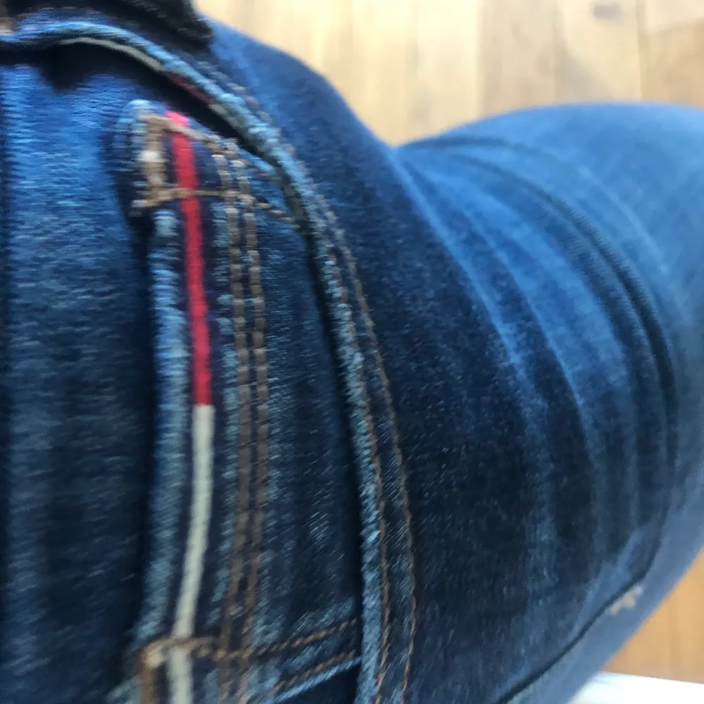 Ett par mörkblåa jeans från Tommy Hilfinger i storlek 26. Dom sitter högt i midjan och går in lite där så man får en fin form.😊😊. Jeans & Byxor.