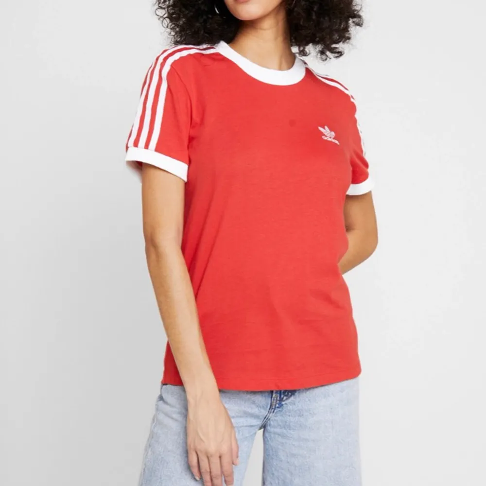 Säljer min röda sååå fina t-shirt från Adidas. Knappt använd så är i nyskick! Frakt på 63kr💕. T-shirts.
