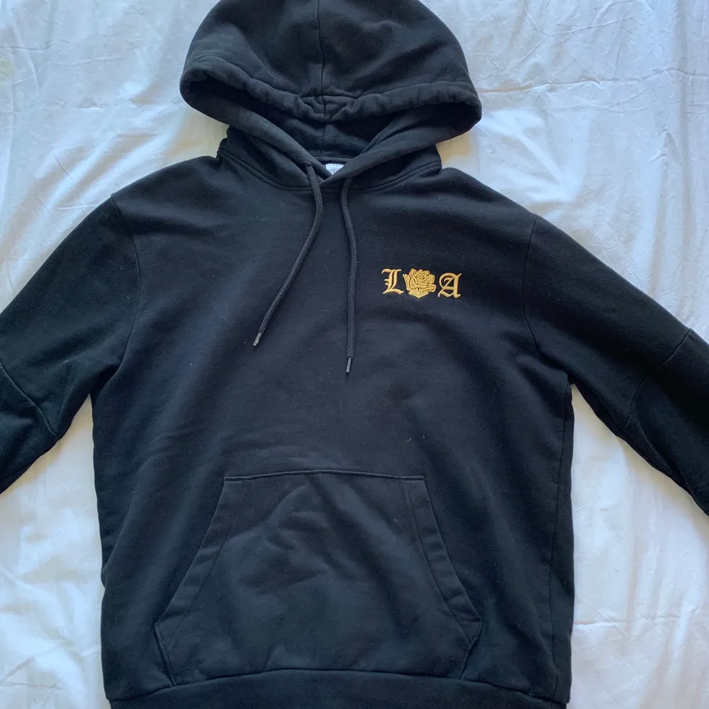 Svart jättemysig hoodie från HM med LA-tryck. Använd men i felfritt skick! Säljer då jag redan har alldeles för mycket hoodies 💛💛 frakt ingår i priset!. Hoodies.