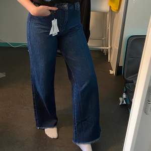 Vida jeans stl. 40 från Boohoo, endast provade! Det var inte riktigt min stil och det är krångligt med retur där så tänkte kolla om någon annan är intresserad. 250:- INKLUSIVE frakt! 😄 