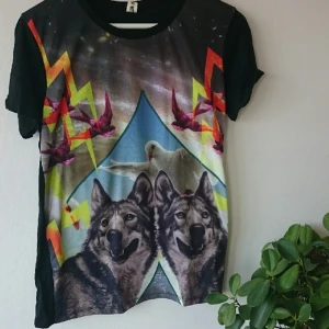  - Übercool och superskön tisha jag köpte i Berlin i någon liten butik för några år sedan, använd högst 3 gånger. Nu vill jag föra vidare detta plagg av awesomeness! 🍀