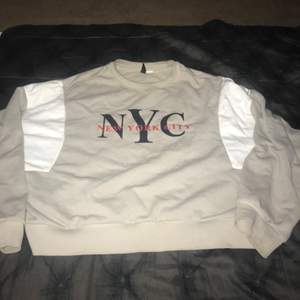 Jag säljer min New York City tröja storlek xs passa till dom som e storlek s oxå