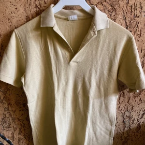 Beige retro piké - Beige piké från 80-talet, aningen mer varm i tonen än vad bilderna visar 🌟 Fint skick trots sin ålder ❣️ frakt betalas av köparen, kontakta mig vid frågor/fler bilder 😊