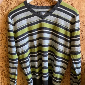 Långärmad old-school-tröja - Långärmad stickad tröja med old-school känsla. Jättefint skick trots att den är från tidigt 90-tal! 🔥 Avsedd för män men passar även mig som e tjej ✨ Frakt betalas av köpare, hör av er vid frågor 😊