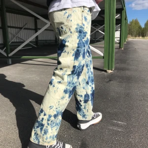 Batik blekta jeans  - Dessa jeans är gjorda av mig. I super bra skick! 👖 