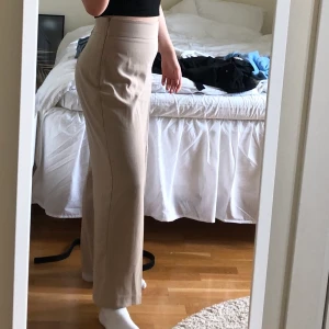 Ljusbeige byxor - Väldigt sköna och luftiga beiga sommarbyxor!💓 använda fåtal gånger, en söm som har släppt längst ner på ena byxbenet som lätt går att fixa! Köparen står för frakt!