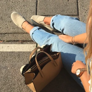 Momjeans från Mango, stl 32 - Snygga momjeans från Mango. Ser mörka ut på bild 2 men skulle snarare säga att färgen är som bild 1/3! Säljer pågrund av att de blivit försmå. Jeansen är i bra skick. Frakt ingår ej!