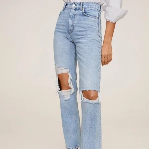 Sjukt snygga jeans från mango - Säljer dessa från mango i storlek 36, startpriset är 300kr. Buda på🥰🥰