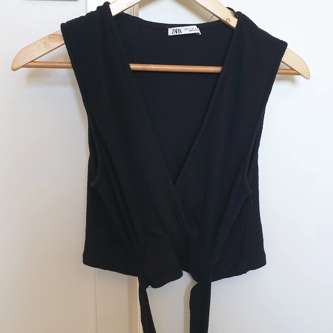 Svart topp med djup urringning  - 90