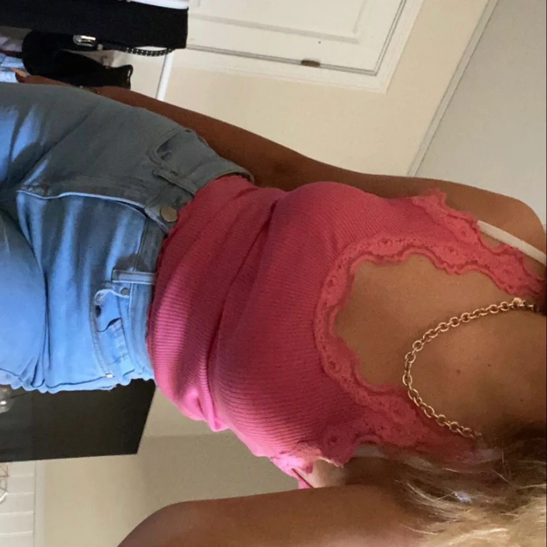 Ribbat linne med spets kant