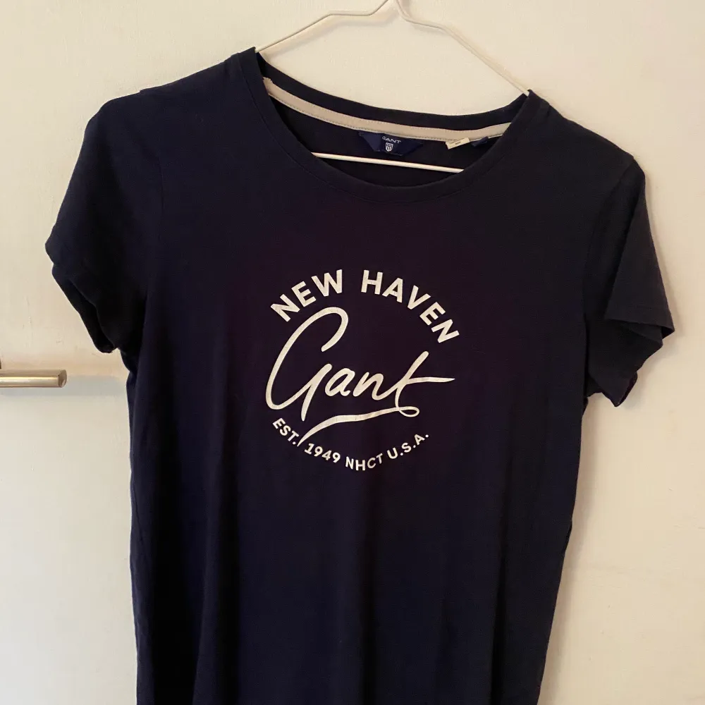 Marinblå T-shirt från Gant! Jätteskönt material, använd ett fåtal gånger. Säljer pga den ej kommer till användning! . T-shirts.