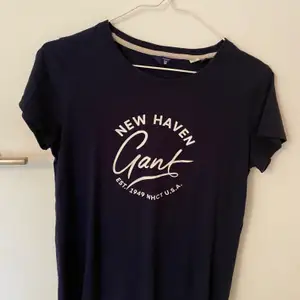 Marinblå T-shirt från Gant! Jätteskönt material, använd ett fåtal gånger. Säljer pga den ej kommer till användning! 