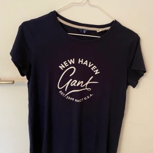 Snygg gant T-shirt stl S - Marinblå T-shirt från Gant! Jätteskönt material, använd ett fåtal gånger. Säljer pga den ej kommer till användning! 