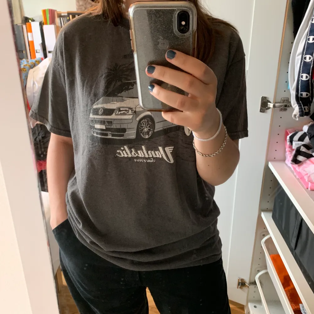 💖Åker bort 21/06 så passa på och köp!!💖                    mörkgrå t-shirt köpt secondhand, några små hål på framsidan men knappt syndiga, frakt 45kr. T-shirts.