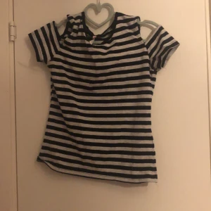 Randig topp - En randig topp i storleken M