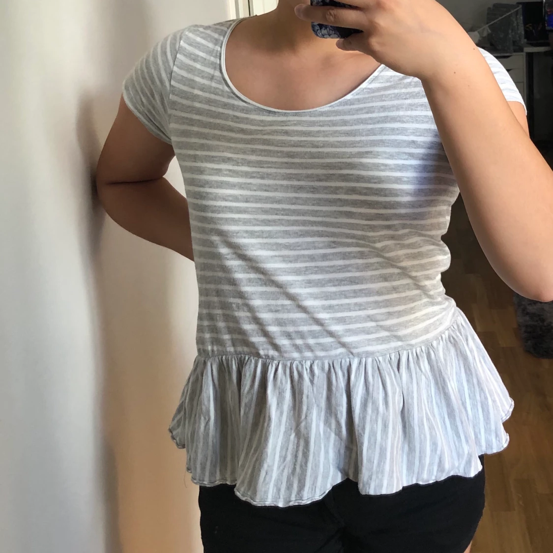 Grårandig topp från Gina Tricot - 90