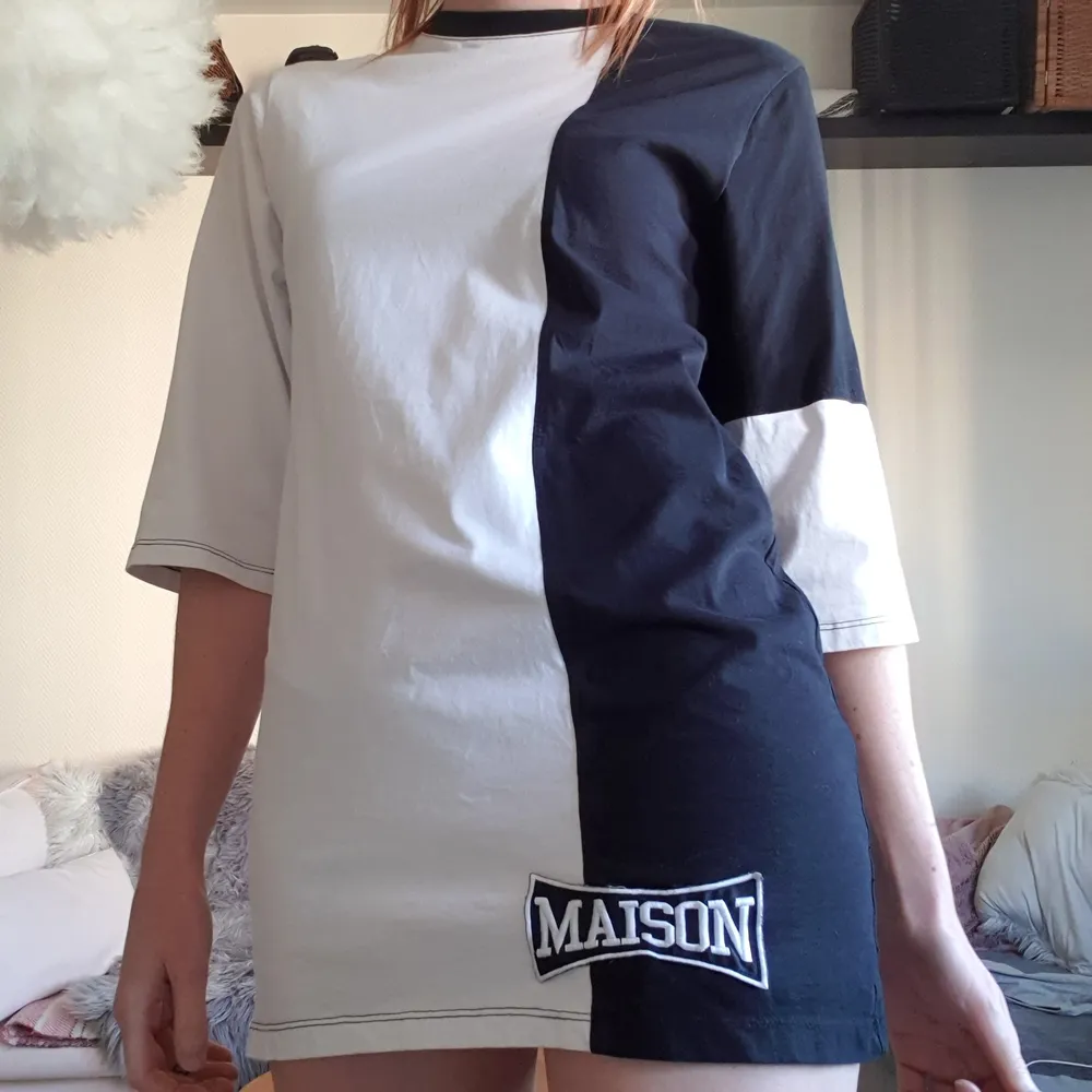 Egentligen en lång t-shirt för herr, från Maison 9. Köpt i Milano. Har använt den som en klänning, blir dock väldigt kort på mig som är 176 😎. T-shirts.