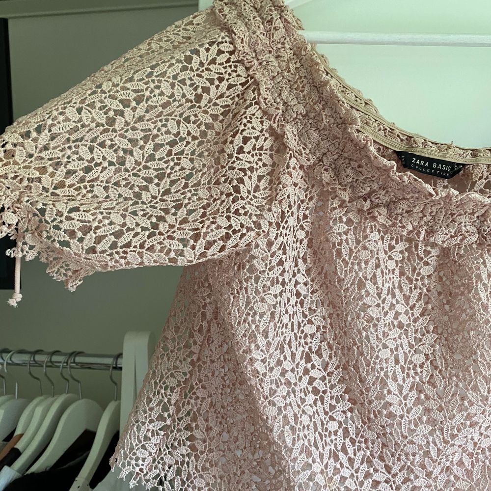 Säljer denna fina, söta topp från Zara. Den har offshoulder och är croppad i ljusrosa färg och är i spets. Använd endast en gång då den inte kommer till användning! Nypris: CA 399kr, säljer för 90kr inklusive frakt. Storlek medium men passar en small.. Toppar.