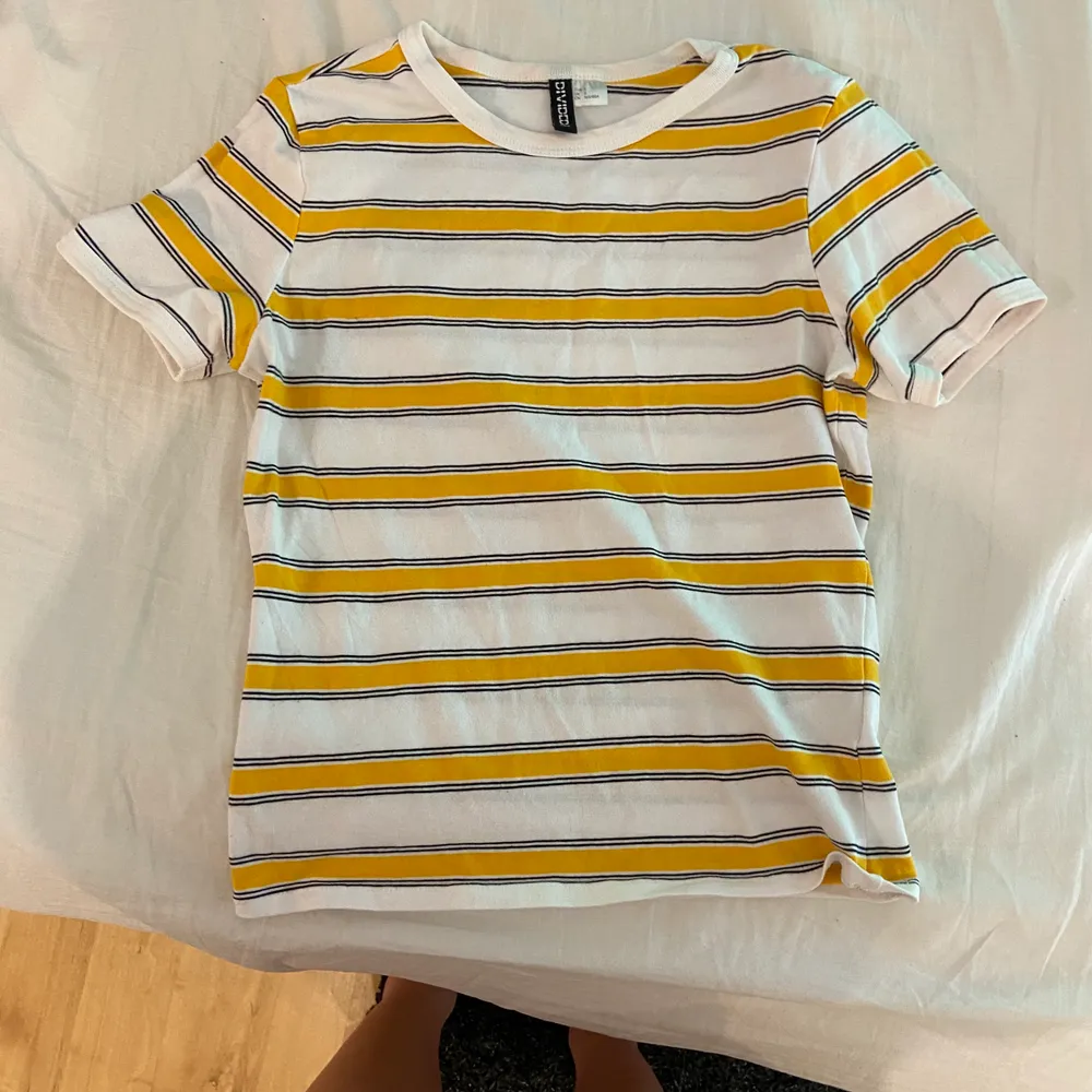 Söt gul randig t-shirt i storlek S! Helt ny och endast använda en gång!. T-shirts.