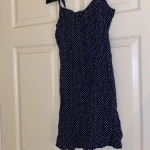 Mörkblå klänning - En super söt mörkblå klänning med vita prickar, från H&M.
