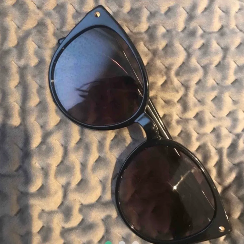 äkta alexander mcqueen solglasögon köpte för 2000kr för sommaren säljer för 500kr Jag står för frakt. Accessoarer.