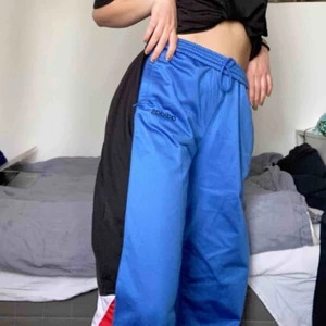  - Vintage Adidasbyxor, ganska originella! Lite noppriga därav priset, köptes på humana för några månader sedan men knappt använda. De har dragkedjor på vardera sida💙 skriv vid intresse eller för fler bilder!💜💜