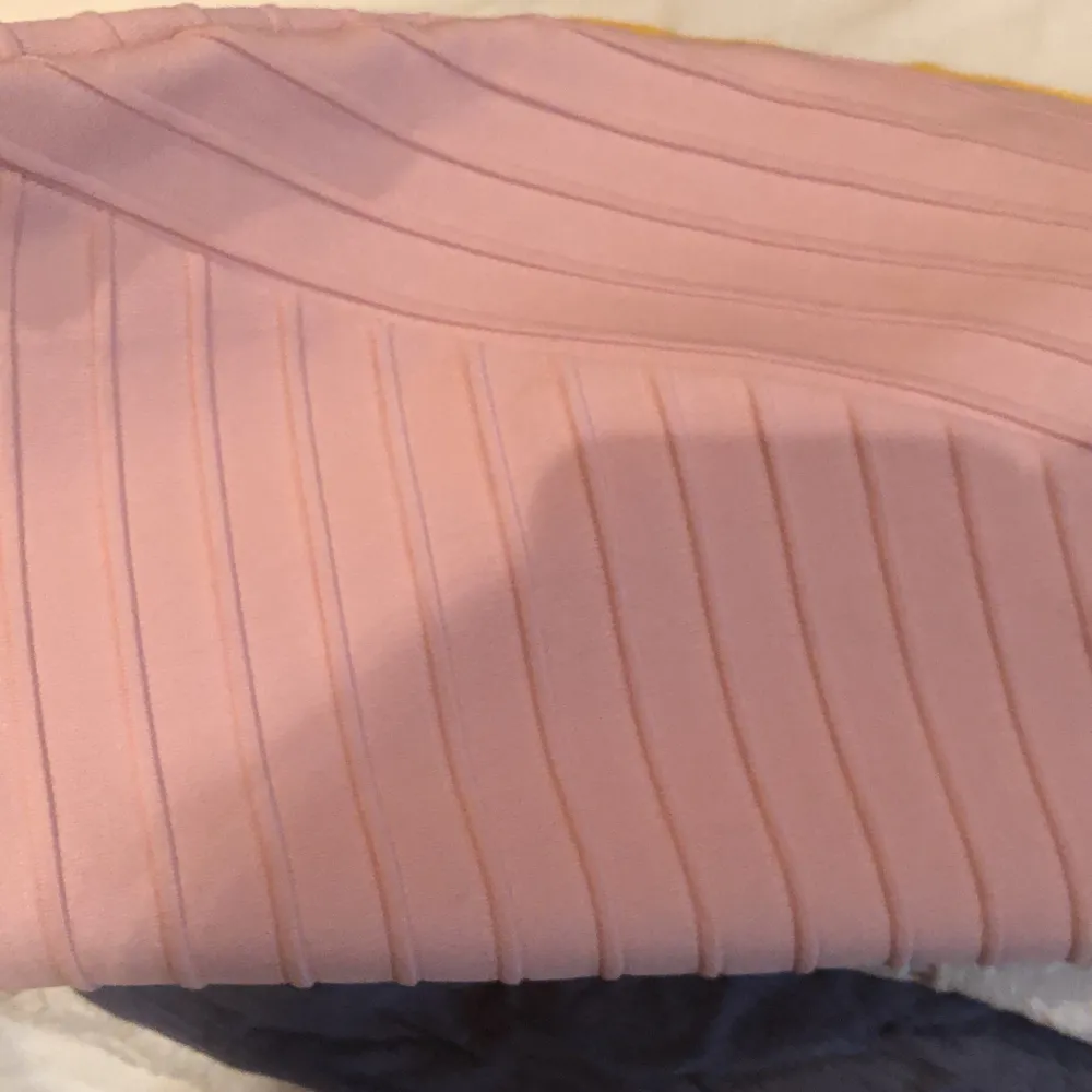 Jättesnygg rosa tubkjol, aldrig kommit till användning! Frakt ingår vid snabb affär. Kjolar.