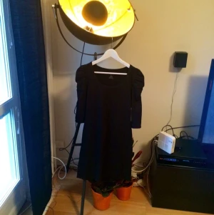  - Lång tröja alt. Klänning. Svart och är i gott skick från hm. 