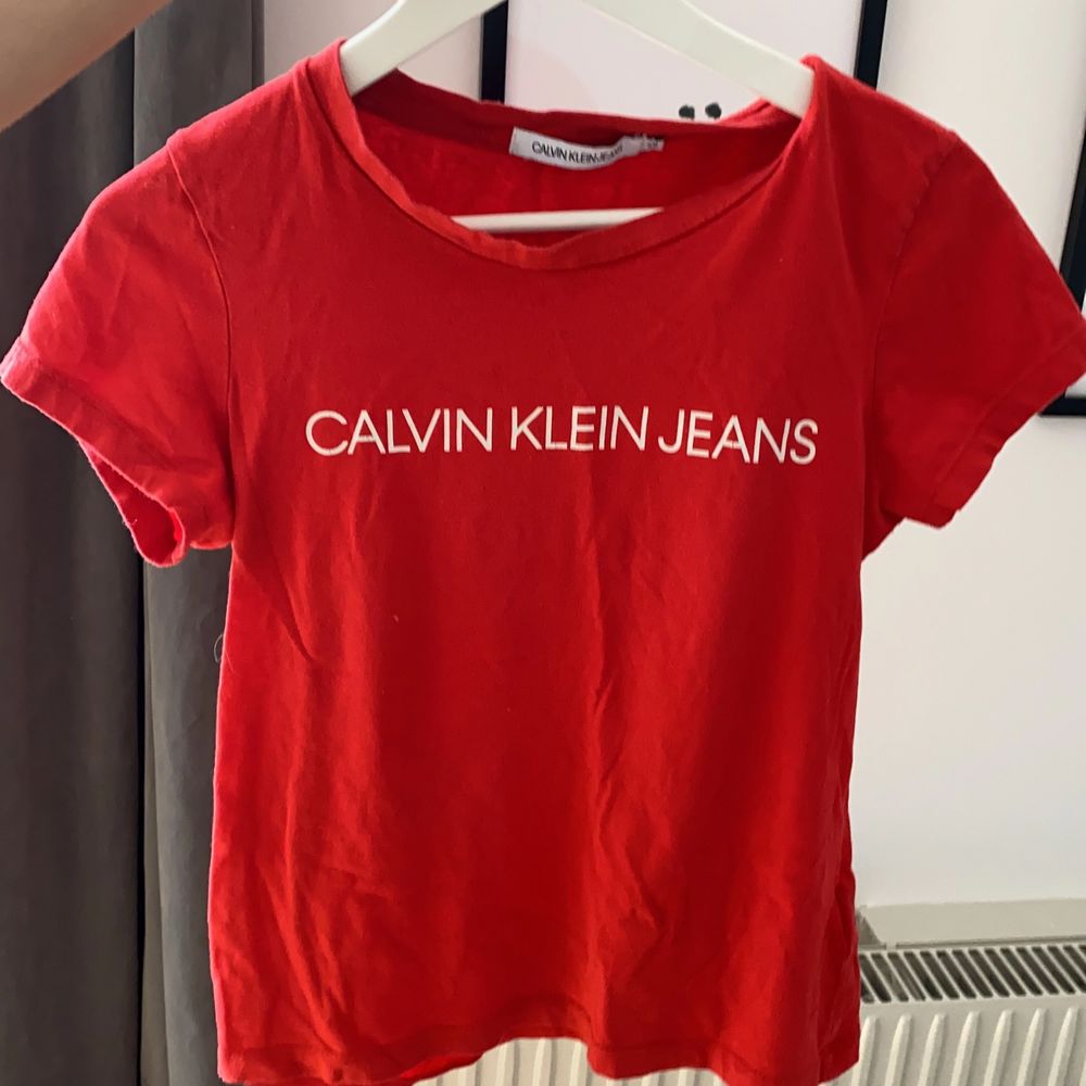 Röd calvin Klein T-shirt storlek xs. Använd.. T-shirts.
