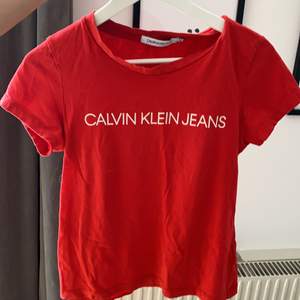 Röd calvin Klein T-shirt storlek xs. Använd.