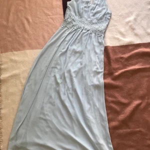 Balklänning VILA 38 - Balklänning i ljuvlig rosa färg. Perfekt att ha på bröllop och finare fester. Sitter fint men markerad midja i spets. Den har ett underbart fall. Köparen står för frakten.