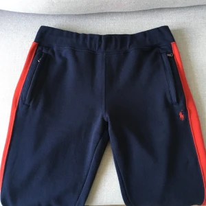 Mjukisbyxor Ralph Lauren herr - Mjukisbyxor herr från Ralph Lauren. Storlek S. Använt skick och lite noppriga på baksidan därav priset.