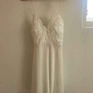 Vit spets klänning - Jag har sytt upp banden så att dom inte är för långa. Går självklart att sprätta upp det om sy om. Passar bra är 165 och bär storlek 36. Använd endast ett tillfälle. Nyskick. Frakt 80kr