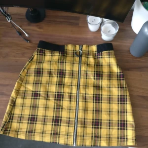 Rutig kjol  - Denna kjol är tight men ger bra kurvor. Snygg och lätt att styla. Den är rätt kort. Köpt i Polen 2020, storleken är L men passar bättre på M (38). Har en dragkedja framtill som går hela vägen ner. 🔥 Frakt tillkommer vid köp. 