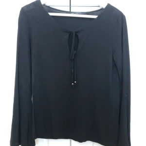 KappAhl  - Svart tröja ifrån Kappahl med lite vidare armar ner till, tröjan är i fint skick. Köparen står för frakten.