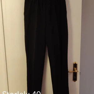 Svarta kostym byxor - Svarta kostym byxor i lite tjockare material, resår i midjan. 😊 Kika gärna in vad mer jag säljer! 💞