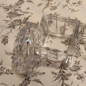 Glasburk - Glasburk med rosett på toppen. Inga repor, ca 10x10x10 cm. 😊 Kika gärna in vad mer jag säljer! 💞